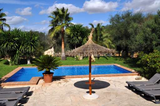 Finca Bardet Campos, Pool, Terrasse, Sonnenliege, Sonnenschirm