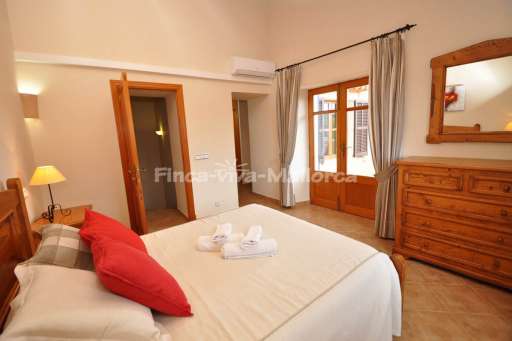 Finca Joan, Schlafzimmer, Doppelbett, Spiegel