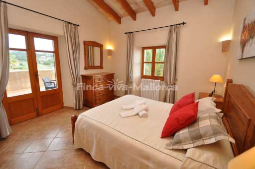 Finca Joan, Schlafzimmer, Doppelbett, Spiegel