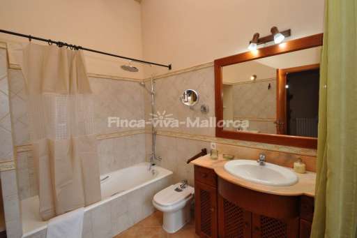 Finca Joan, Badezimmer, Badewanne, Spiegel