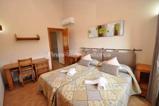 Finca Joan, Schlafzimmer, Doppelbett, Schreibtisch