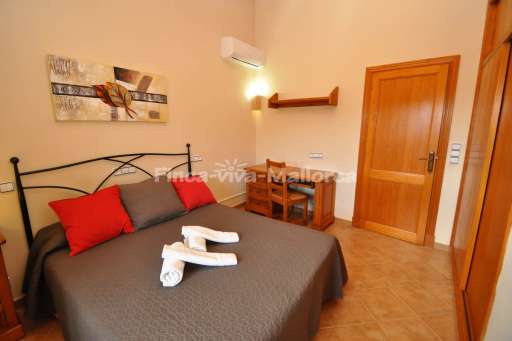Finca Joan, Schlfzimmer, Doppelbett, Schreibtisch