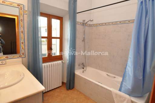 Finca Joan, Badezimmer, Badewanne, Spiegel