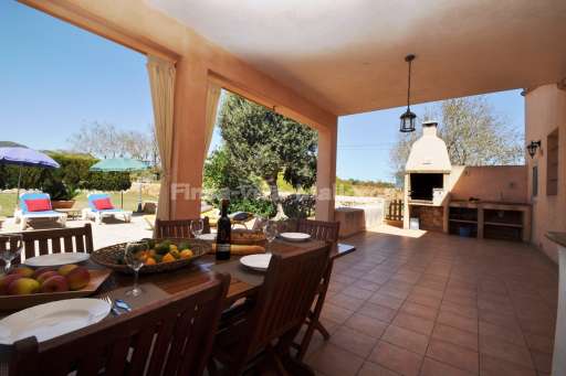 Casa Ferrer, überdachte Terrasse, Essbereich, Grill