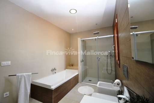 Casa Nova, Badezimmer, ebenerdige Dusche, Badewanne