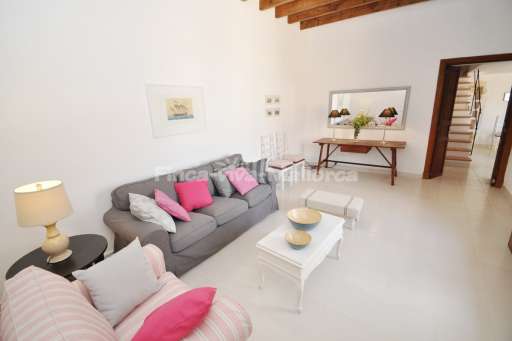 Finca Lorita Santanyi, Wohnzimmer, Sofa, Spiegel