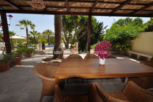 Finca Can Pelat, überdachte Terrasse, Sitzmöglichkeit