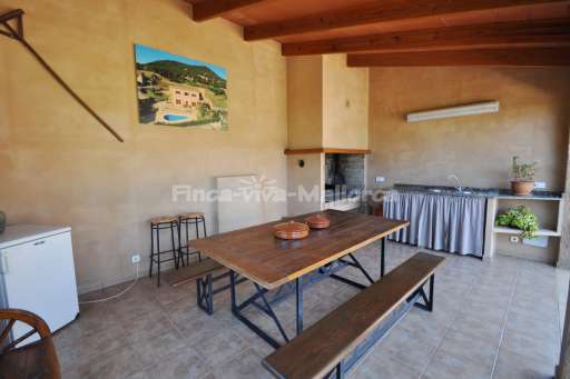 Finca Joan, überdachte Terrasse, Sitzmöglichkeit, Grill, Waschbecken