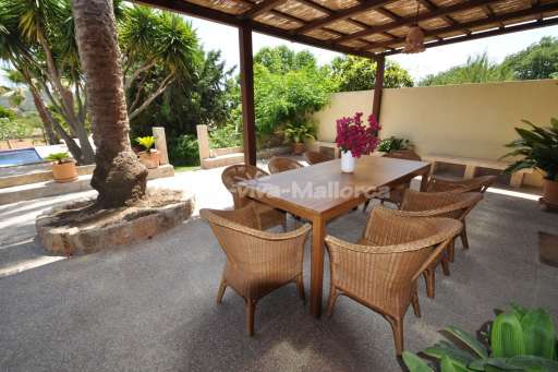 Finca Can Pelat, überdachte Terrasse, Sitzmöglichkeit