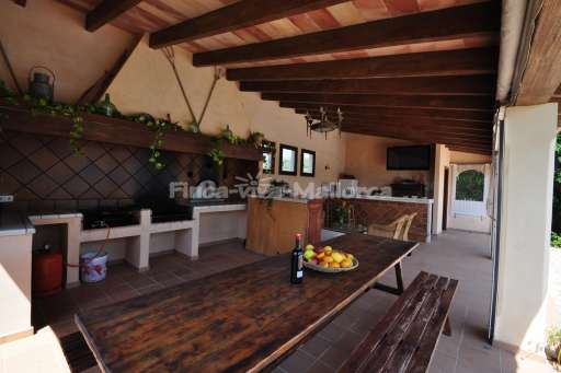 Finca Can Torre, überdachte Terrasse, Essbereich, Grill