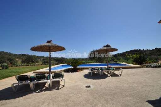 Finca Jaime, Pool, Sonnenschirm, Sonnenliege