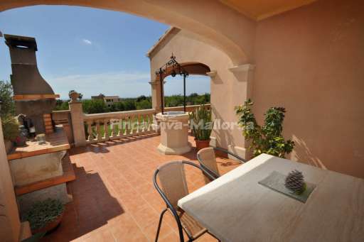 Finca Antonia, überdachte Terrasse, Sitzmöglichkeit, gemauerter Grill