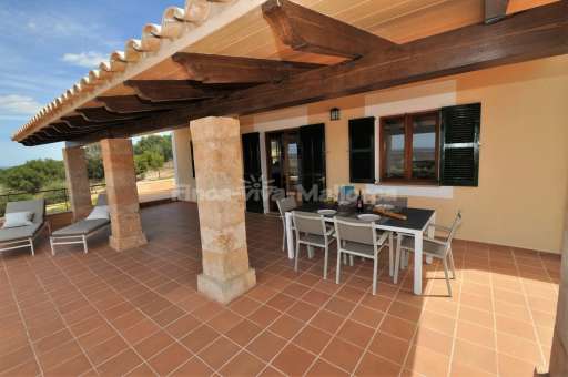 Finca Cova Ses Salines, überdachte Terrasse, Essplatz