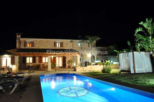 Finca David, Pool, Haus, Nachtaufnahme