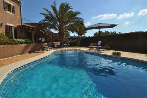 Finca Joan, Pool, Haus, Sonnenliege, Sonnenschirm