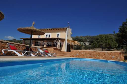 Finca Cova Ses Salines, Pool, Haus, Sonnenliege, Sonnenschirm
