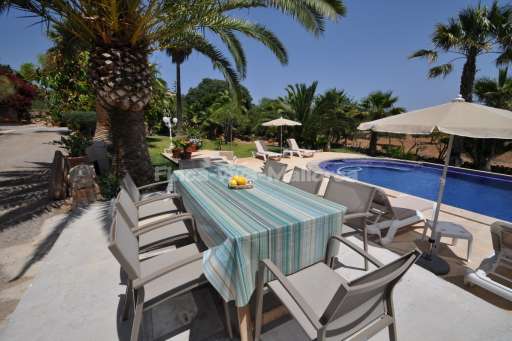 Finca Can Pelat, Pool, Sonnenschirm, Sonnenliege, Essbereich