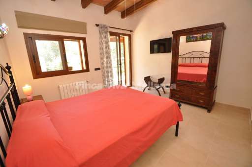 Villa Frutas, Schlafzimmer, Doppelbett, Spiegel