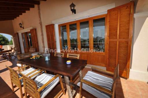 Finca Antonia, überdachte Terrasse, Sitzmöglichkeit