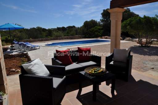 Finca Cati Cala Figuera, überdachte Terrasse, Lounge, Pool, Sonnenschirm, Sonnenliege