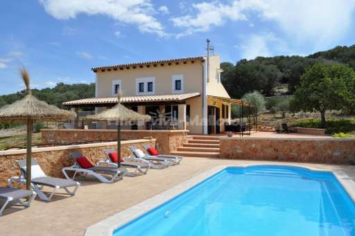 Finca Cova Ses Salines, Pool, Sonnenliege, Sonnenschirm, Haus