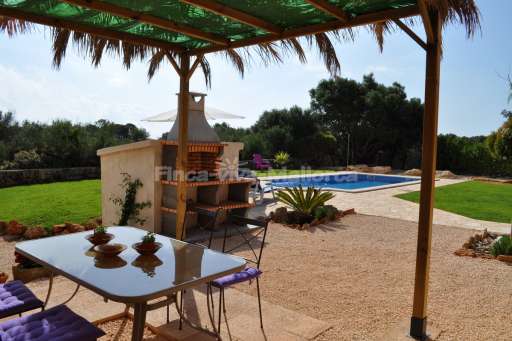 Finca Cati Cala Figuera, Terrasse, Sitzmöglichkeit, gemauerter Grill, Pool