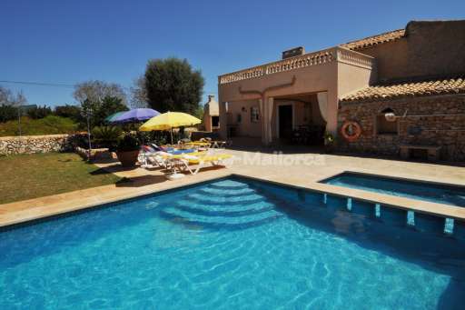 Casa Ferrer, Pool, Kinderpool, Sonnenliege, Sonnenschirm