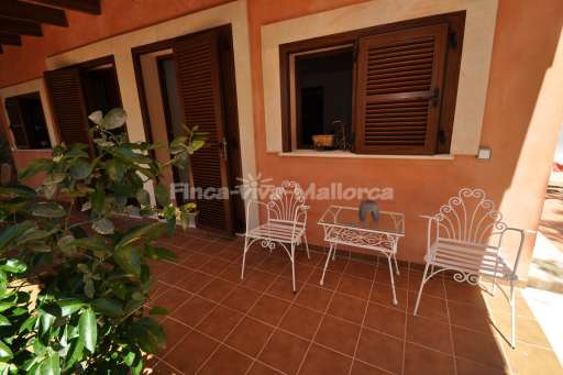 Villa Frutas, überdachte Terrasse, Sitzmöglichkeit