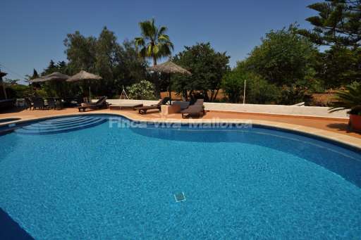 Finca Cas Concos, Pool, Sonnenliege, Sonnenschirm
