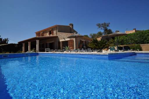 Finca Jaime, Pool, Haus, Sonnenliege, Sonnenschirm