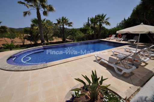 Finca Can Pelat, Pool, Sonnenliege, Sonnenschirm