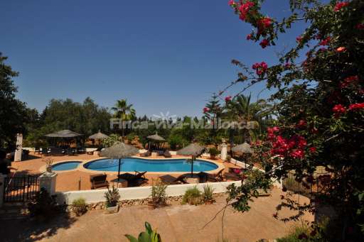 Finca Cas Concos, Pool, Kinderpool, Sonnenliege, Sonnenschirm