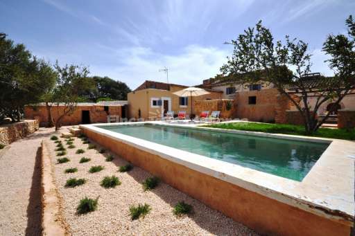 Finca Lorita Santanyi, Pool, Haus, Sonnenliege, Sonnenschirm, Garten