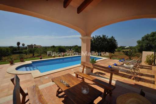 Finca Antonia, überdachte Terrasse, Sitzmöglichkeit, Sonnenliege