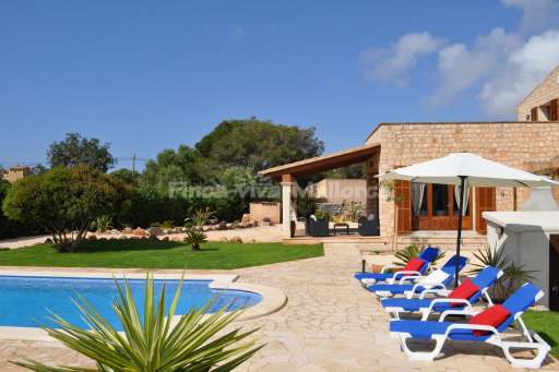Finca Cati Cala Figuera, Pool, Haus, überdachte Terrasse, Sonnenliege, Sonnenschirm