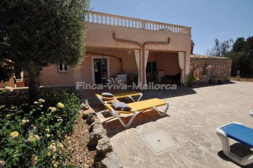 Casa Ferrer, überdachte Terrasse, Sonnenliege
