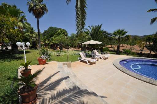 Finca Can Pelat, Pool, Garten, Sonnenliege, Sonnenschirm