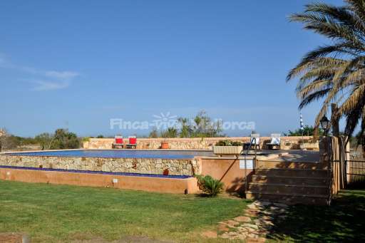 Finca Corima, Pool, Garten, Sonnenliege, Sonnenschirm