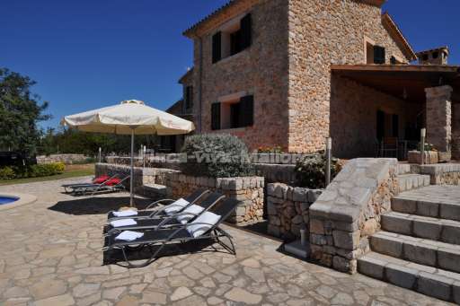 Finca Hermosa de Muro, Terrasse, überdachte Terrasse, Sonnenliege, Sonnenschirm, Haus