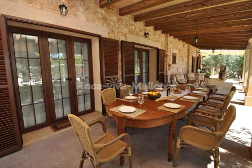 Villa Frutas, überdachte Terrasse, Essbereich