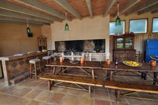 Villa Serena, überdachte Terrasse, Sitzmöglichkeit, Theke, Grill