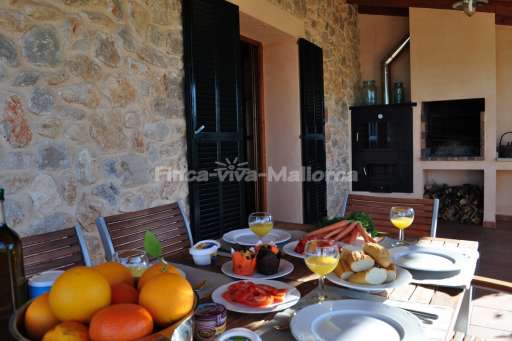 Finca Hermosa de Muro, überdachte Terrasse, Grill, Essbereich, Sitzmöglichkeit