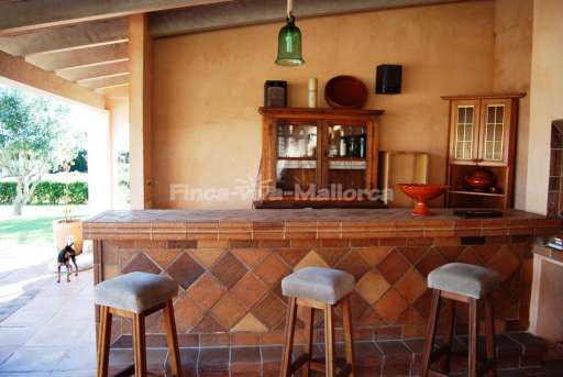 Villa Serena, überdachte Terrasse, Theke