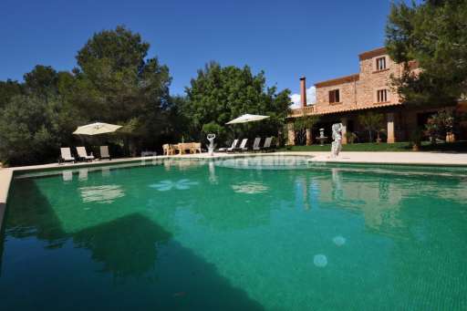 Villa Frutas, Pool, Haus, Sonneschirm, Sonnenliege