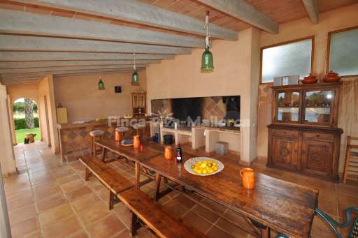 Villa Serena, Grill übercahte TErrasse, Sitzmöglichkeit