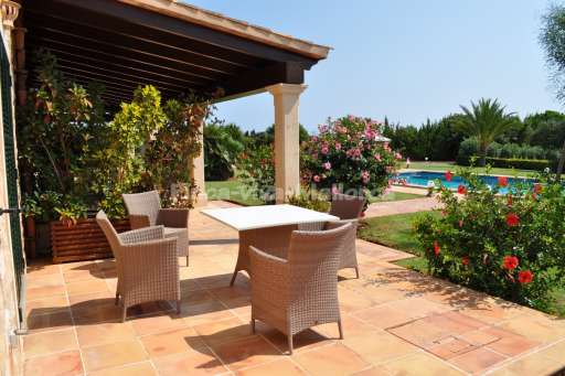 Villa Serena, überdachte Terrasse, Sitzmöglichkeit