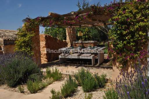 Finca Lorita Santanyi, Garten, überdachte Terrasse, Essbereich, Sitzmöglichkeit