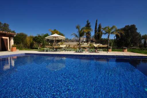 Finca Climent, Pool, Sonnenschirm, Garten