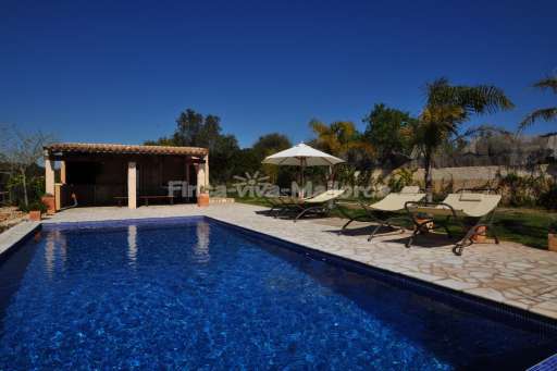 Finca Climent, Pool, Terrasse, Sonnenliege, Sonnenschirm