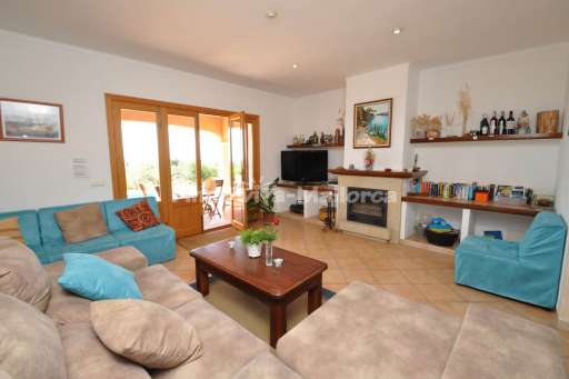 Finca Antonia, Wohnzimmer, Sofa, Kamin